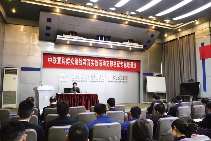 省國資委組織部部長何均宇作專題授課。王驥_攝